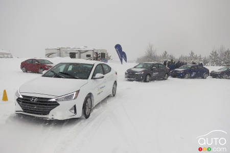Les quelques voitures à traction qui ont servi aux essais comparatifs du nouveau X -Ice Snow à Mécaglisse.